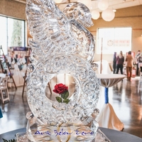 Thumb_swan_on_a_ring_ice_sculpture_15