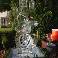Thumb_resting_poncho_luge_ice_sculpture