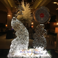 Thumb_peacock_with_beautiful_m_t_monogram_ice_sculpture