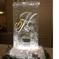 Thumb_luge_martini_spiral_with_monogram_and_snowflakes_ice_sculpture