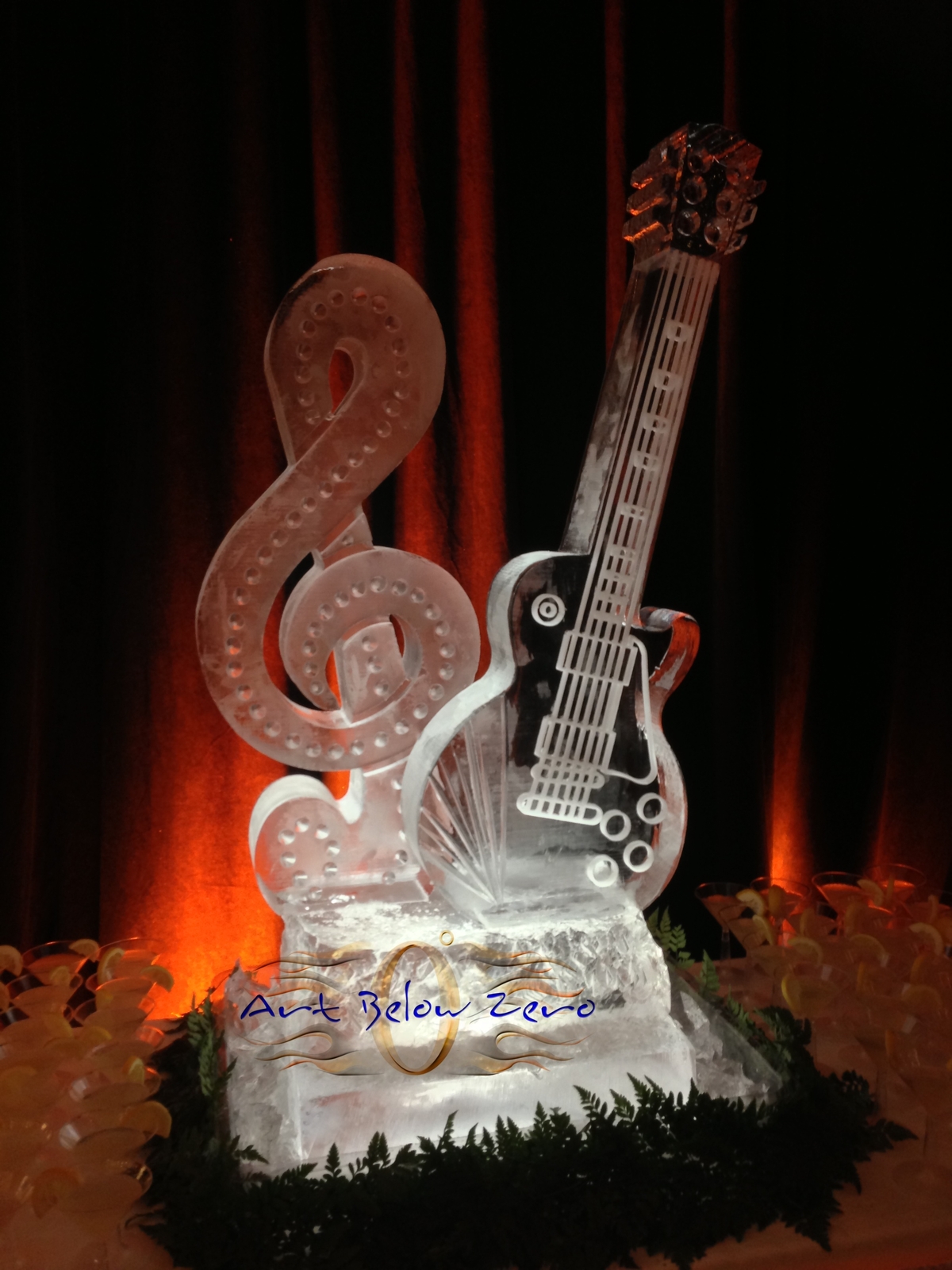 Les_paul_guitar_ice_sculpture_at_the_opening_of_the_museum_exhibit_in_waukesha_