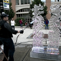 Thumb_ice_sculpting_demo_newaukee_night_market_2014_art_below_zerowm
