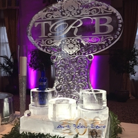Thumb_monogram_with_damasque_ornaments_and_vodka_holders_ice_sculpture