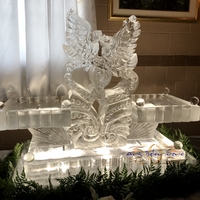 Thumb_doves_and_intertwined_hearts_on_a_cape_cod_seafood_station_ice_sculpture