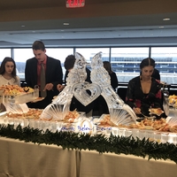 Thumb_cardinals_holding_a_heart_seafood_display_ice_sculpture